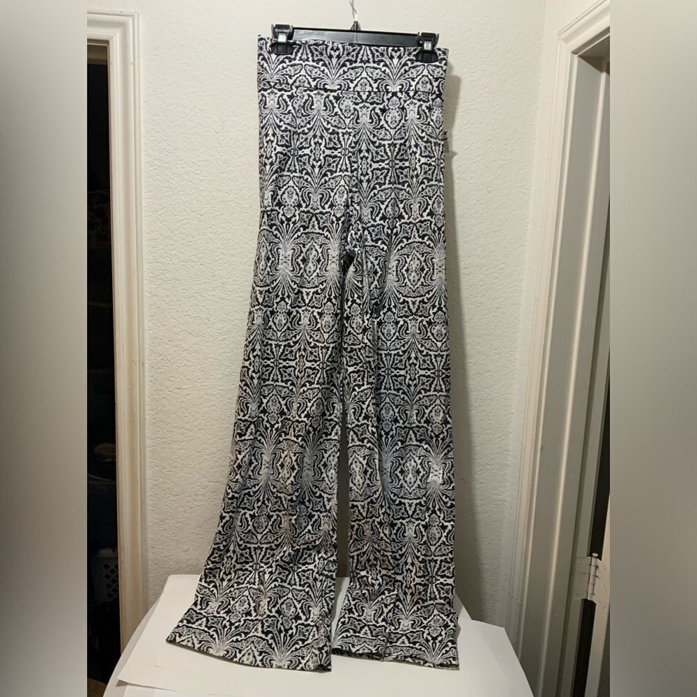 Never A Wallflower Women's art  black/white Flare Pants Size S NWT $264